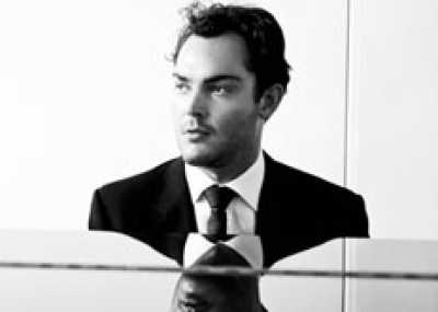 Piers Piano Vocalist Hire London